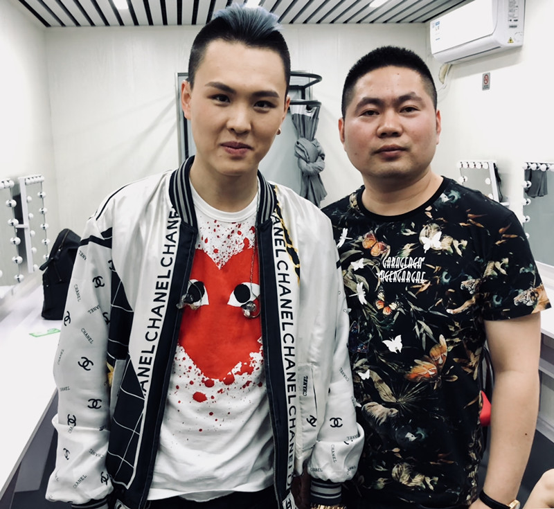张玮合影
